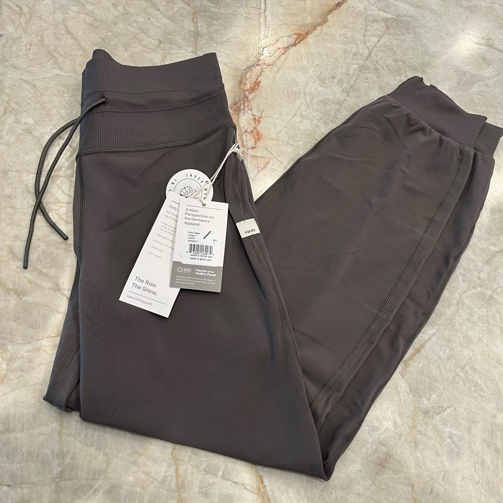 BNWT Vuori Daily Jogger. Oregano or green🌸